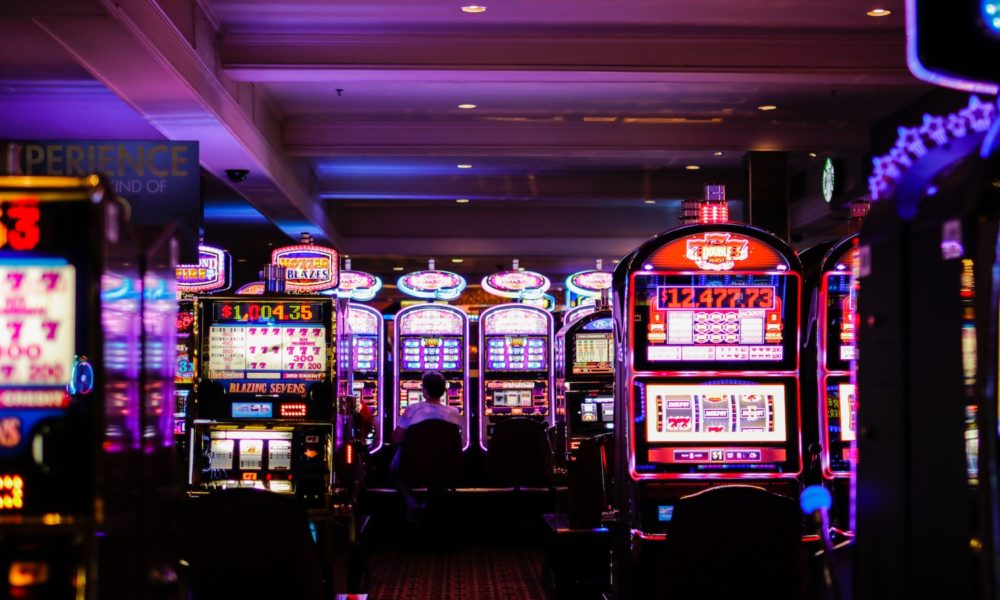 How do online baccarat dealing pace settings affect player engagement?